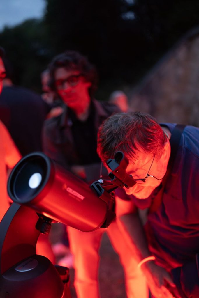 Uomo che osserva al telescopio durante la serata di "A riveder le stelle"