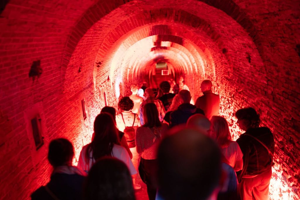 Partecipanti della serata "A riveder le stelle" nella galleria di Forte Gisella