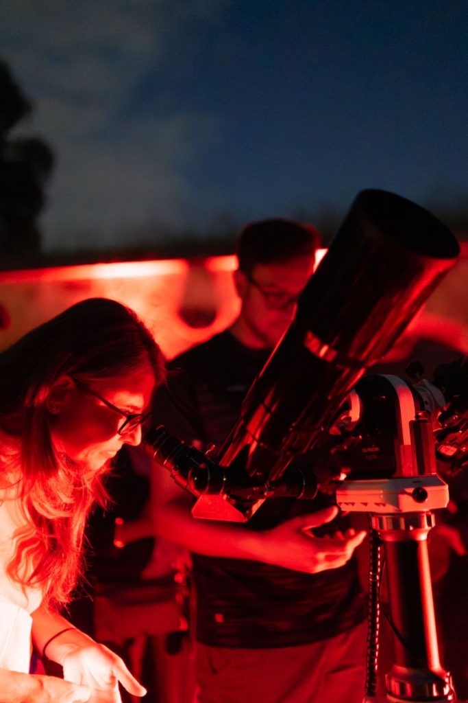 Partecipante della serata "A riveder le stelle" che osserva al telescopio